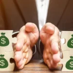 Mãos separando peças de quebra-cabeça com símbolos de dinheiro, representando divisão de bens.