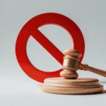 Martelo de juiz ao lado de um símbolo de proibição vermelho, representando decisão judicial que impede ou proíbe uma ação.