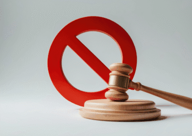 Martelo de juiz ao lado de um símbolo de proibição vermelho, representando decisão judicial que impede ou proíbe uma ação.