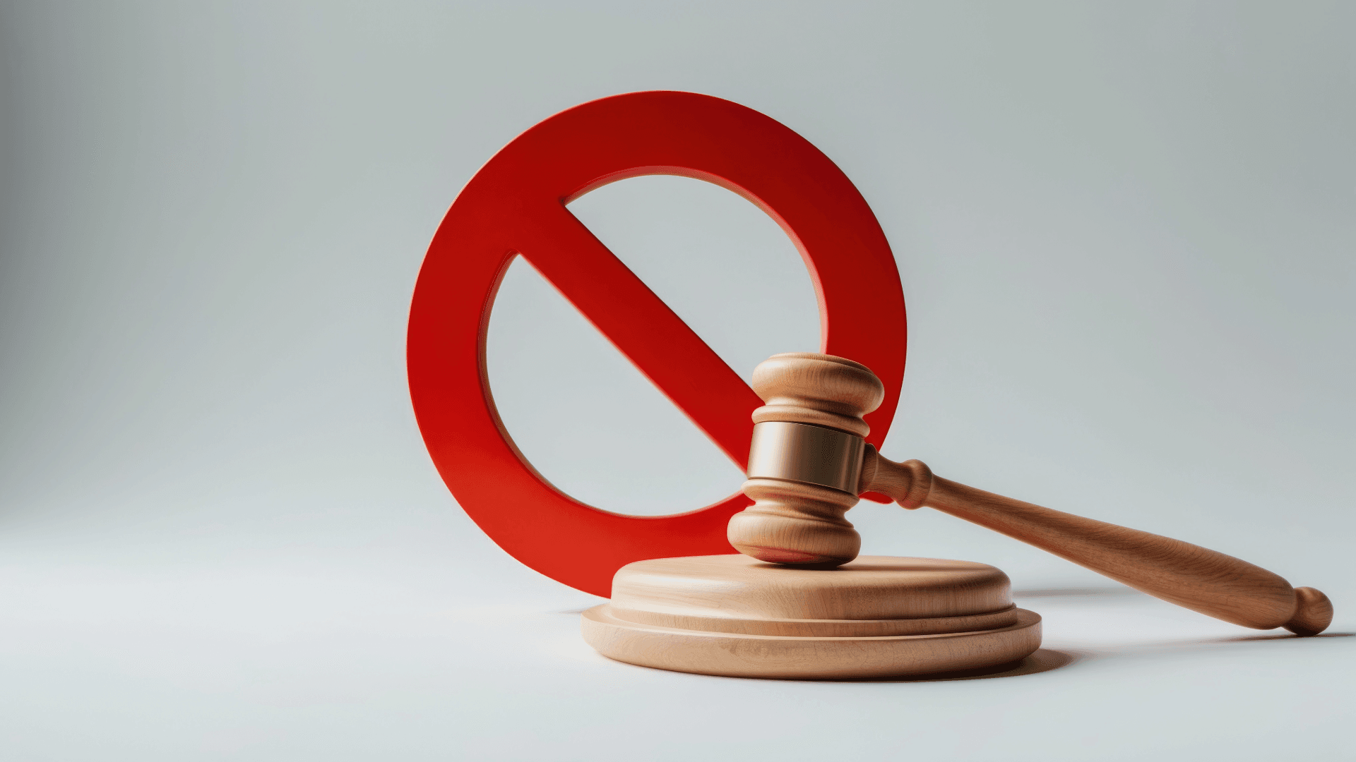 Martelo de juiz ao lado de um símbolo de proibição vermelho, representando decisão judicial que impede ou proíbe uma ação.
